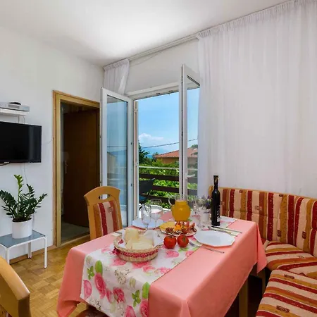 Apartment In Novi Vinodolski 15308 Апартаменты Нови-Винодолски